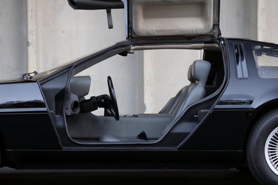 Детали экстерьера DeLorean DMC-12 in Black 1981 года  (фото 55 из 207)